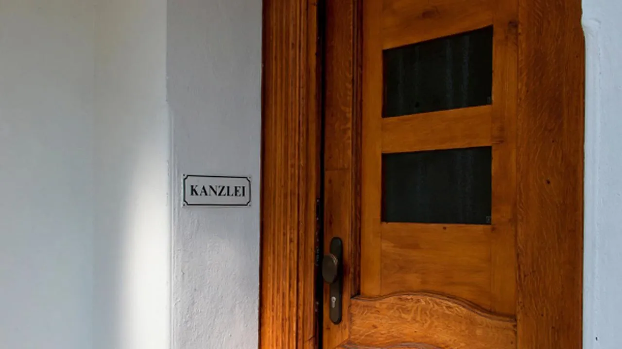 Eingangstür der Kanzlei mit dem Schild „KANZLEI“